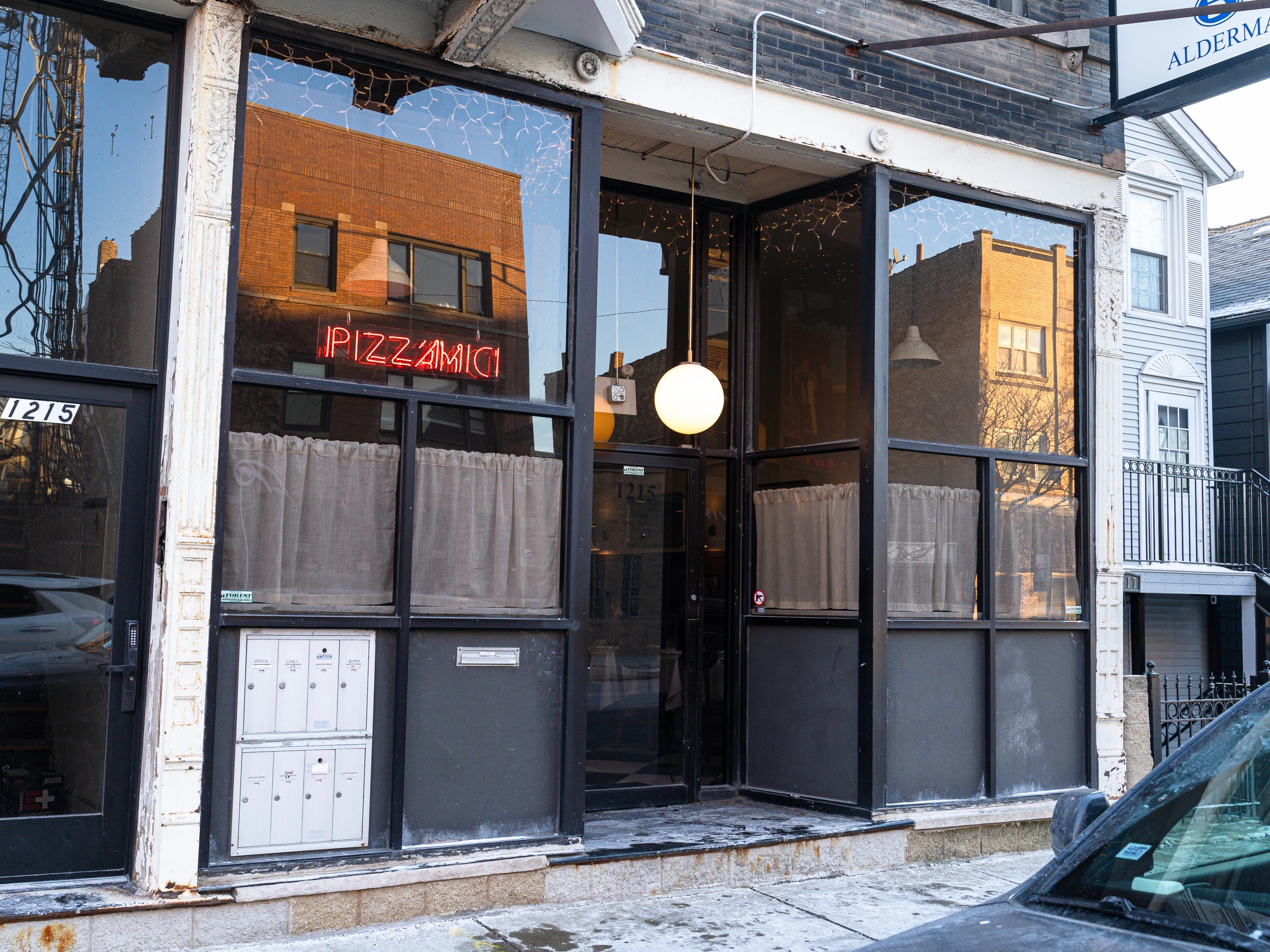 Pizz'Amici exterior, Chicago